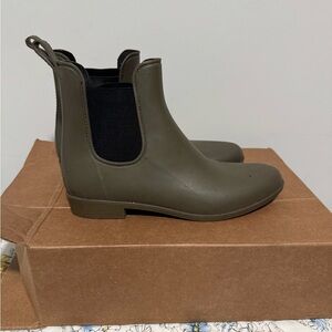 Merona Olive Green Women's Chelsea Boots size 10